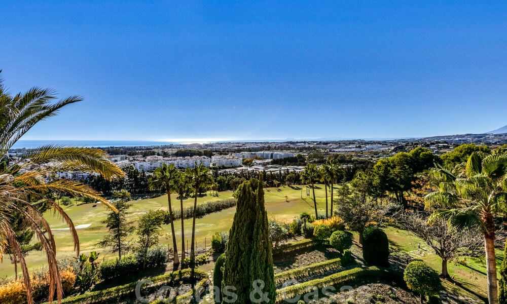 Amplio apartamento en venta con vistas panorámicas al mar en un resort de golf en Nueva Andalucía, Marbella 39144