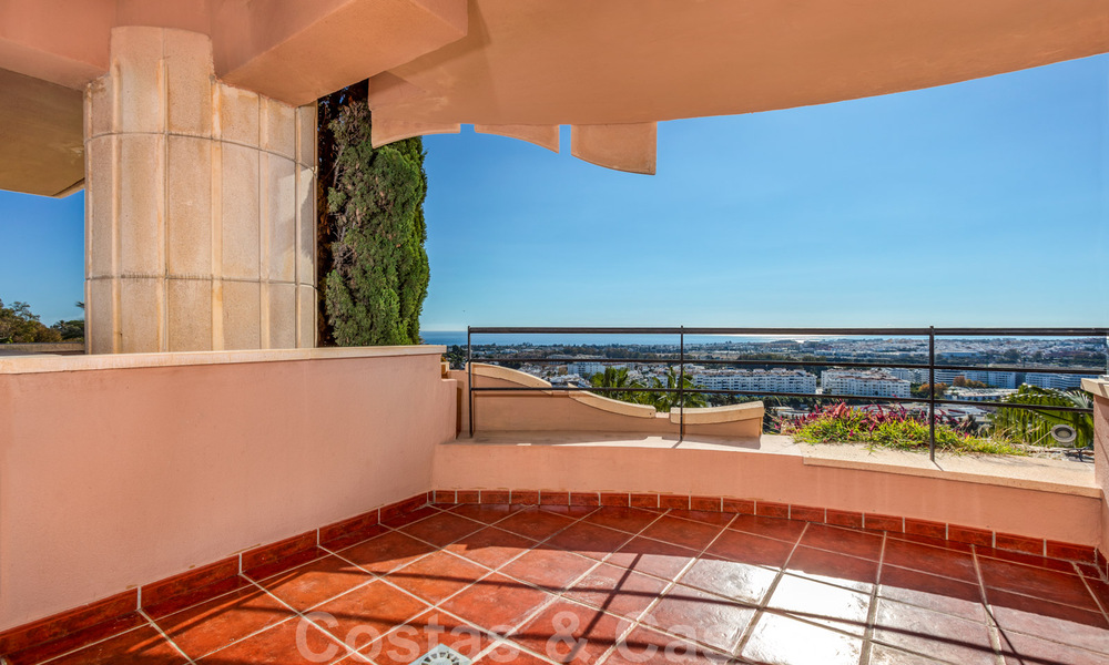 Amplio apartamento en venta con vistas panorámicas al mar en un resort de golf en Nueva Andalucía, Marbella 39145