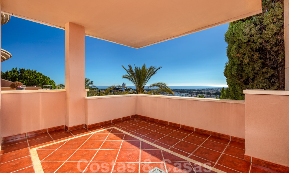 Amplio apartamento en venta con vistas panorámicas al mar en un resort de golf en Nueva Andalucía, Marbella 39146