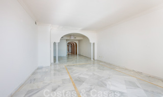 Amplio apartamento en venta con vistas panorámicas al mar en un resort de golf en Nueva Andalucía, Marbella 39147 