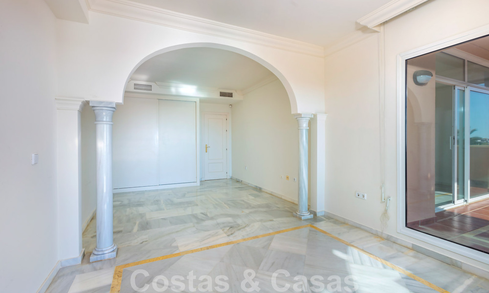 Amplio apartamento en venta con vistas panorámicas al mar en un resort de golf en Nueva Andalucía, Marbella 39148