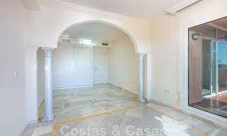 Amplio apartamento en venta con vistas panorámicas al mar en un resort de golf en Nueva Andalucía, Marbella 39148 