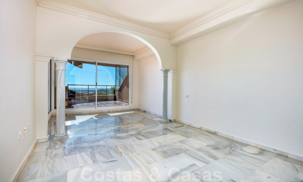 Amplio apartamento en venta con vistas panorámicas al mar en un resort de golf en Nueva Andalucía, Marbella 39149