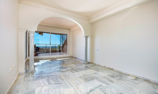 Amplio apartamento en venta con vistas panorámicas al mar en un resort de golf en Nueva Andalucía, Marbella 39149 