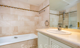 Amplio apartamento en venta con vistas panorámicas al mar en un resort de golf en Nueva Andalucía, Marbella 39151 
