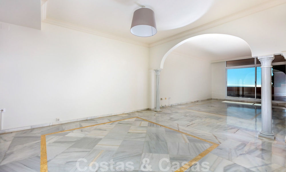 Amplio apartamento en venta con vistas panorámicas al mar en un resort de golf en Nueva Andalucía, Marbella 39154