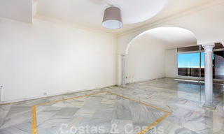Amplio apartamento en venta con vistas panorámicas al mar en un resort de golf en Nueva Andalucía, Marbella 39154 