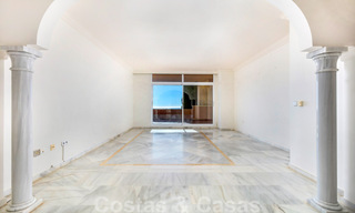 Amplio apartamento en venta con vistas panorámicas al mar en un resort de golf en Nueva Andalucía, Marbella 39155 