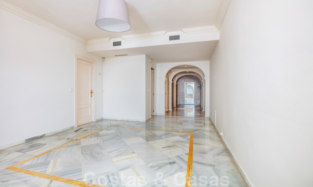 Amplio apartamento en venta con vistas panorámicas al mar en un resort de golf en Nueva Andalucía, Marbella 39156