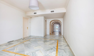 Amplio apartamento en venta con vistas panorámicas al mar en un resort de golf en Nueva Andalucía, Marbella 39156 