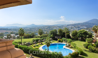 Amplio apartamento en venta con vistas panorámicas al mar en un resort de golf en Nueva Andalucía, Marbella 39159 