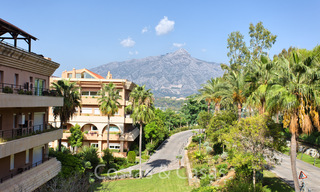 Amplio apartamento en venta con vistas panorámicas al mar en un resort de golf en Nueva Andalucía, Marbella 39160 