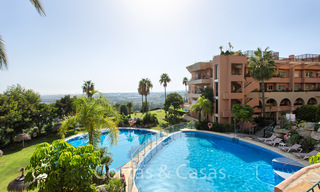 Amplio apartamento en venta con vistas panorámicas al mar en un resort de golf en Nueva Andalucía, Marbella 39163 