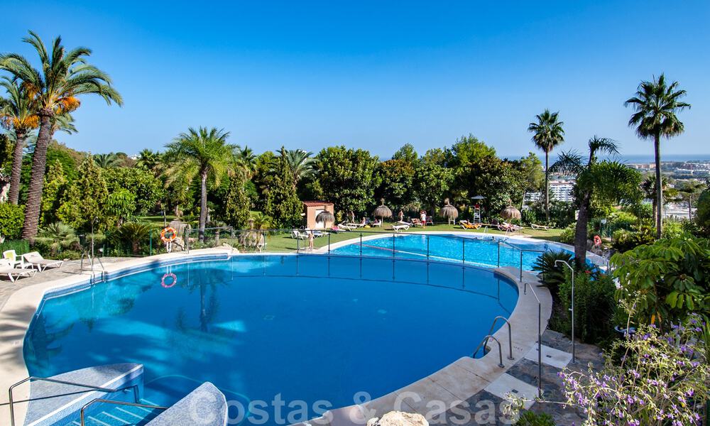 Amplio apartamento en venta con vistas panorámicas al mar en un resort de golf en Nueva Andalucía, Marbella 39672