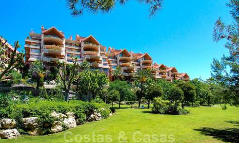 Amplio apartamento en venta con vistas panorámicas al mar en un resort de golf en Nueva Andalucía, Marbella 39673