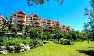 Amplio apartamento en venta con vistas panorámicas al mar en un resort de golf en Nueva Andalucía, Marbella 39673 