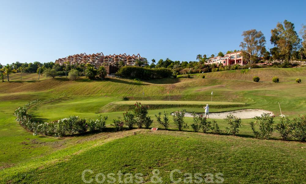 Amplio apartamento en venta con vistas panorámicas al mar en un resort de golf en Nueva Andalucía, Marbella 39674