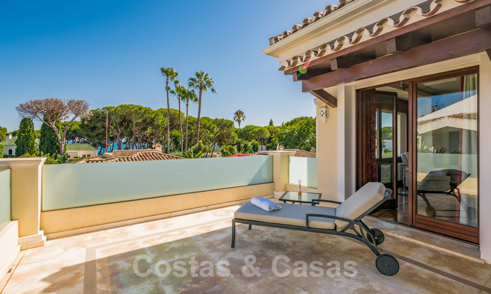 Villa mediterránea en venta en una exclusiva zona residencial en la playa de la Milla de Oro de Marbella 39164