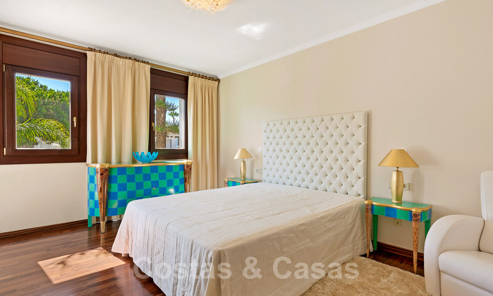 Villa mediterránea en venta en una exclusiva zona residencial en la playa de la Milla de Oro de Marbella 39165