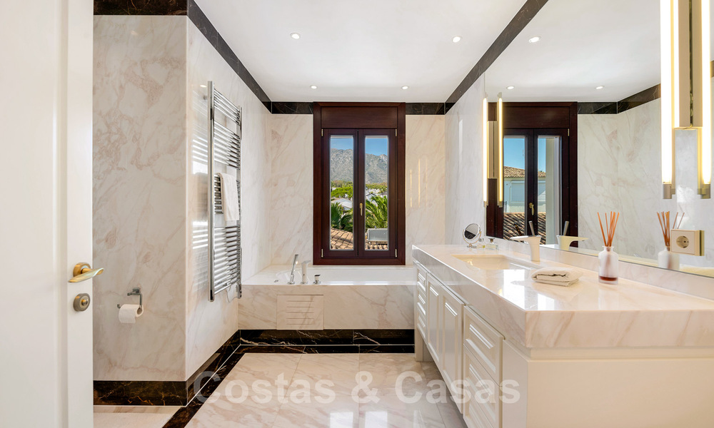Villa mediterránea en venta en una exclusiva zona residencial en la playa de la Milla de Oro de Marbella 39166
