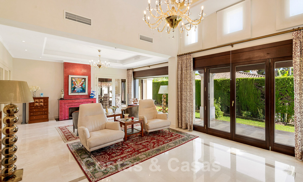 Villa mediterránea en venta en una exclusiva zona residencial en la playa de la Milla de Oro de Marbella 39170