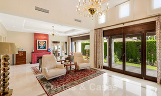 Villa mediterránea en venta en una exclusiva zona residencial en la playa de la Milla de Oro de Marbella 39170 
