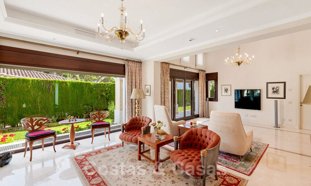 Villa mediterránea en venta en una exclusiva zona residencial en la playa de la Milla de Oro de Marbella 39171