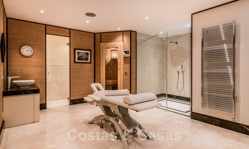 Villa mediterránea en venta en una exclusiva zona residencial en la playa de la Milla de Oro de Marbella 39177