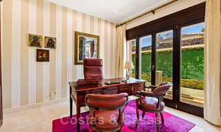 Villa mediterránea en venta en una exclusiva zona residencial en la playa de la Milla de Oro de Marbella 39180 
