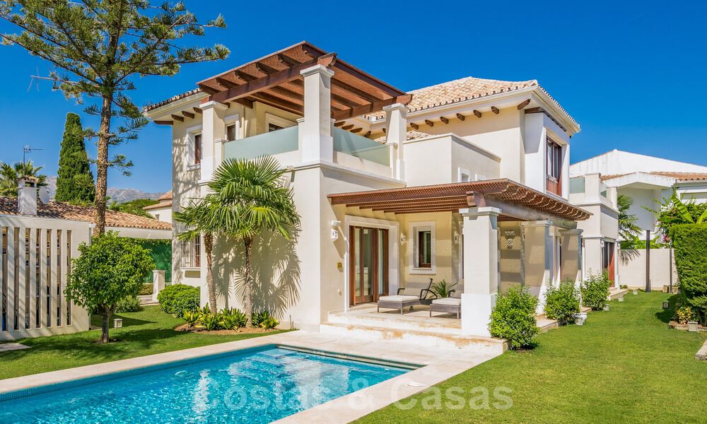 Villa mediterránea en venta en una exclusiva zona residencial en la playa de la Milla de Oro de Marbella 39181
