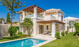 Villa mediterránea en venta en una exclusiva zona residencial en la playa de la Milla de Oro de Marbella 39181 