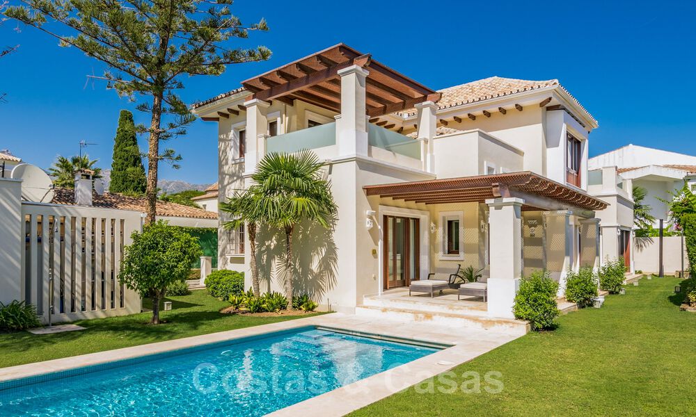 Villa mediterránea en venta en una exclusiva zona residencial en la playa de la Milla de Oro de Marbella 39182