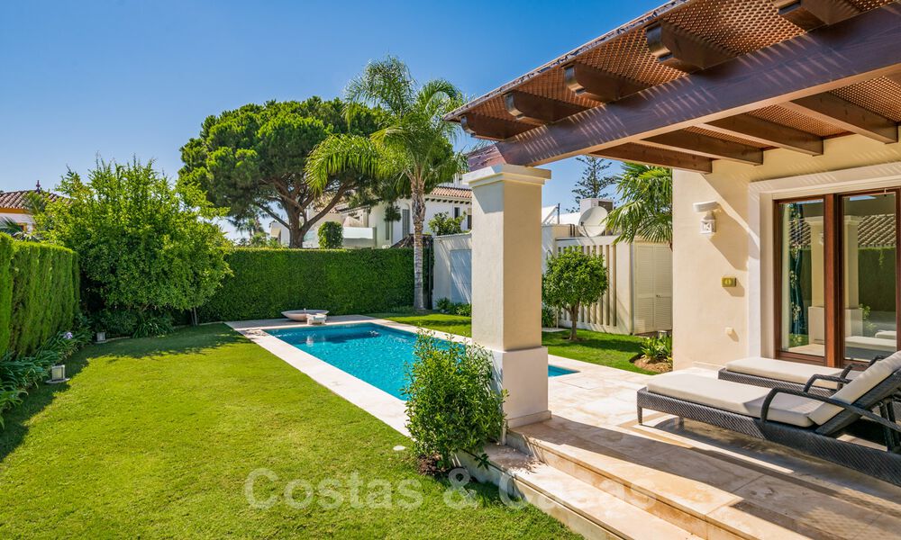 Villa mediterránea en venta en una exclusiva zona residencial en la playa de la Milla de Oro de Marbella 39184