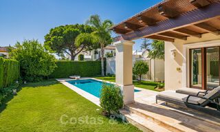 Villa mediterránea en venta en una exclusiva zona residencial en la playa de la Milla de Oro de Marbella 39184 