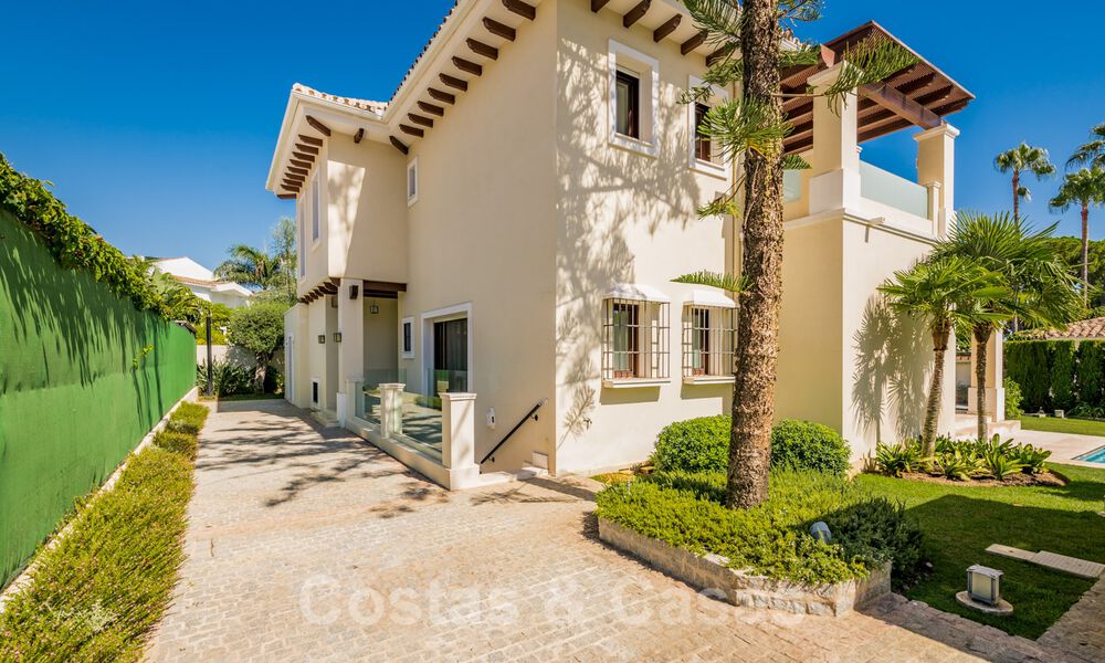 Villa mediterránea en venta en una exclusiva zona residencial en la playa de la Milla de Oro de Marbella 39185