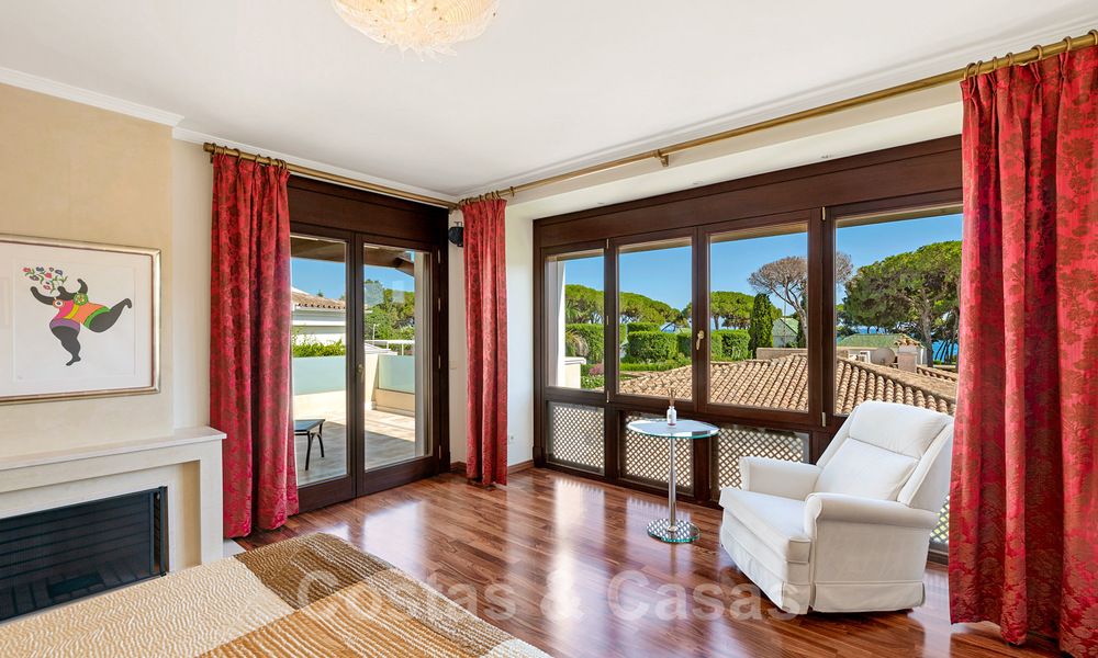 Villa mediterránea en venta en una exclusiva zona residencial en la playa de la Milla de Oro de Marbella 39188