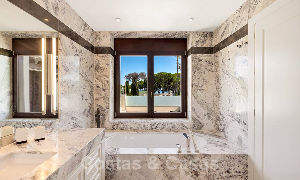 Villa mediterránea en venta en una exclusiva zona residencial en la playa de la Milla de Oro de Marbella 39190