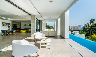 Impresionante, moderna, villa de lujo en venta con vistas panorámicas al mar en Nueva Andalucía, Marbella, a poca distancia de Puerto Banús 39205 