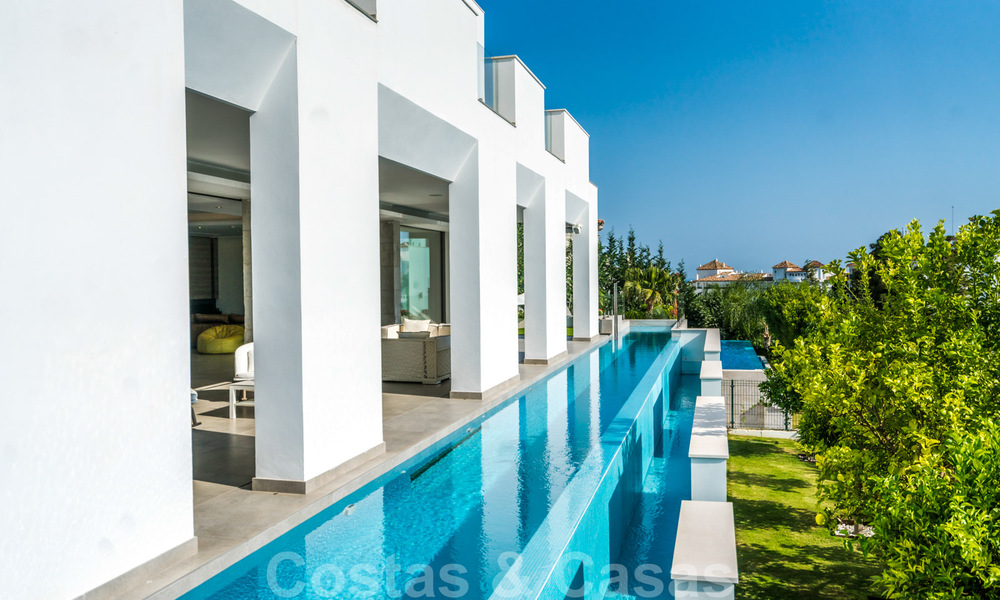 Impresionante, moderna, villa de lujo en venta con vistas panorámicas al mar en Nueva Andalucía, Marbella, a poca distancia de Puerto Banús 39206