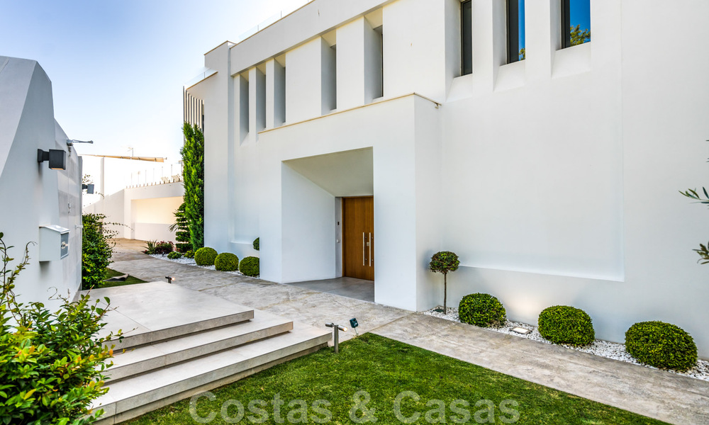 Impresionante, moderna, villa de lujo en venta con vistas panorámicas al mar en Nueva Andalucía, Marbella, a poca distancia de Puerto Banús 39211