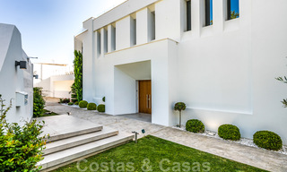 Impresionante, moderna, villa de lujo en venta con vistas panorámicas al mar en Nueva Andalucía, Marbella, a poca distancia de Puerto Banús 39211 