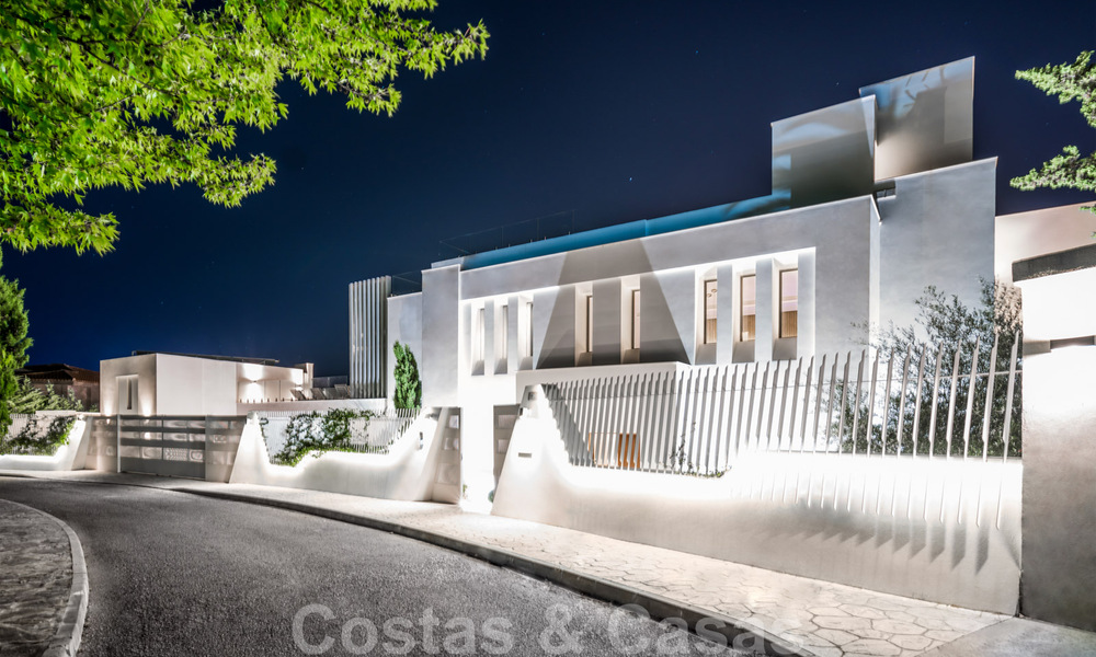 Impresionante, moderna, villa de lujo en venta con vistas panorámicas al mar en Nueva Andalucía, Marbella, a poca distancia de Puerto Banús 39221