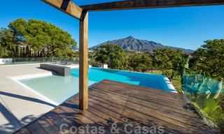 Villa contemporánea de lujo en venta, de primera línea de Las Brisas Golf con impresionantes vistas en Nueva Andalucía, Marbella 39244 