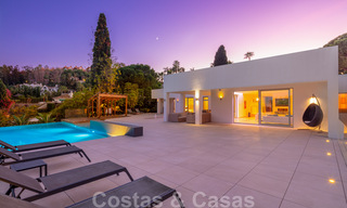 Villa contemporánea de lujo en venta, de primera línea de Las Brisas Golf con impresionantes vistas en Nueva Andalucía, Marbella 39271 