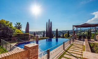 Se vende villa de lujo de un estilo mediterráneo con vistas al mar en un complejo de golf de cinco estrellas en Benahavís - Marbella 39301 
