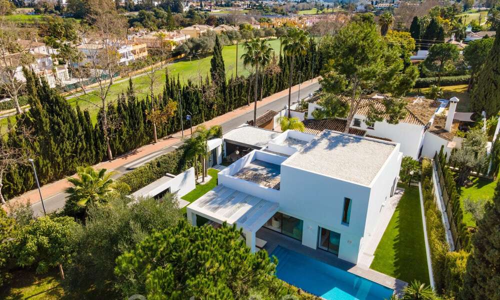 Lista para entrar a vivir, nueva y moderna villa en venta en Guadalmina a un paso de San Pedro en Marbella 39315