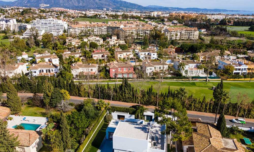 Lista para entrar a vivir, nueva y moderna villa en venta en Guadalmina a un paso de San Pedro en Marbella 39317