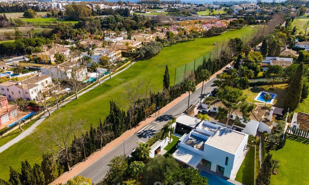 Lista para entrar a vivir, nueva y moderna villa en venta en Guadalmina a un paso de San Pedro en Marbella 39321