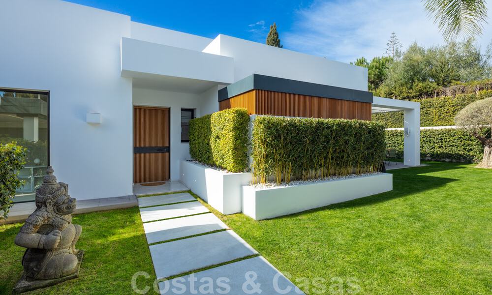 Lista para entrar a vivir, nueva y moderna villa en venta en Guadalmina a un paso de San Pedro en Marbella 39328