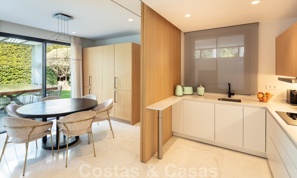Lista para entrar a vivir, nueva y moderna villa en venta en Guadalmina a un paso de San Pedro en Marbella 39330